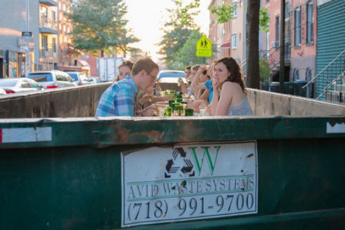 花50美元在垃圾桶中吃饭，为倡导人们不要浪费食物--置顶表情